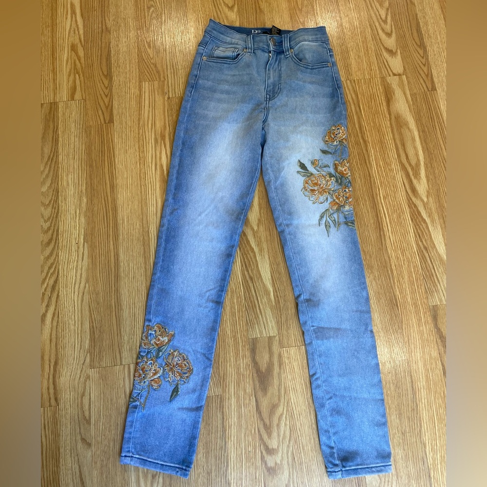 Embroidered high waist jeans size small EUC - Picture 2 of 10